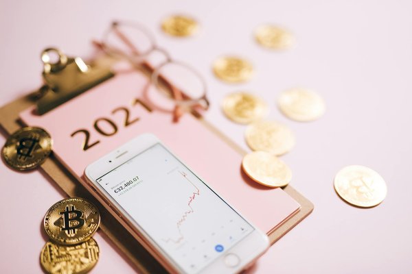 Comment les Variations Monétaires Influencent le Secteur Immobilier : Analyse et Perspectives